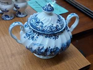 lot 1083 image: Creamer with Lid 5