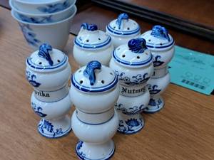 lot 1084 image: Lot of (6) Spice Shakers 4 - Salt, Pepper, Allspice, Nutmeg, Cinnamon, Paprika