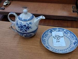 lot 1086 image: Vintage Powell Craft English Tea Pot Set