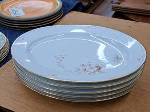 lot 1089 image: Lot of (5) Noritake Legendary Shrewsbury 13-12 Dinner Plates