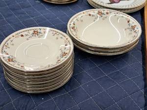 lot 1095 image: Noritake Adagio Ivory China (8) 6 Saucers and (3) 7-12 Bowls