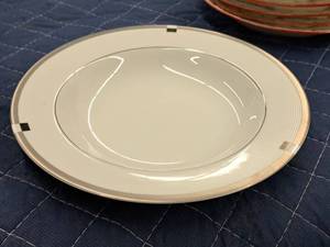 lot 1097 image: Mikasa Invitation Platinum 8-12 Fine China Bowl