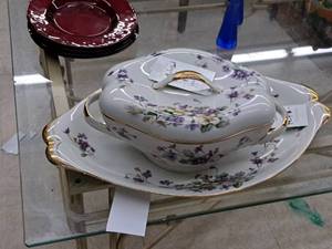 lot 1115 image: Meito Norleans Adele Serving Bowl with Lid and Matching Serving Platter