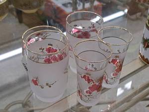 lot 1118 image: Lot of (5) Floral theme Glasses