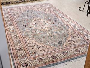 lot 1569 image: Area Rug 118-14x74-14