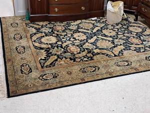lot 1571 image: Area Rug 120x98-12