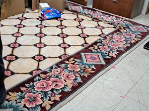 lot 1579 image: Area Rug 143-14x137-34