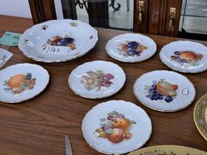lot 1130 image: Schumann Arzberg China Plates 7-piece - (1) 10 and (6) 7-12