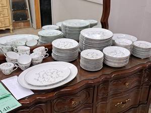 lot 1147 image: Harmony House Linda Fine China Set 90-piece - (12) 8 Plates, (16) 10-14 Plates, (4) 10 Oval Bowls, (12) 6-38 Plates, 16 Platter, (9) 7-58 Bowls, 12 Platter, (12) 5-38 Bowls, (11) 6 Plates, (12) Cups