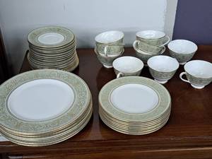 lot 1134 image: Royal Doulton English Renaissance English Fine Bone China Set 43-piece - (7) 10-12 Dinner Plates, (8) 8 Salad Plates, (18) 6 Saucers, (10) 4x2-12 Cups