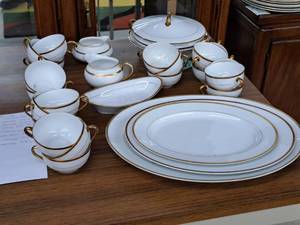 lot 1135 image: Noritake The Chaumont China Set 28-piece - 17 Platter, 13-12 Platter, 12 Platter, 9-12 Serving Bowl, 8-12 Serving Dish, 8 Oval Bowl, 4 Creamer, 4-34 Creamer, (20) Cups