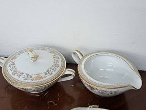 lot 1142 image: Noritake Gracelyn China Creamer and Covered Sugar Bowl