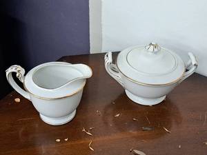 lot 1141 image: Mascot China Creamer and Covered Sugar Bowl
