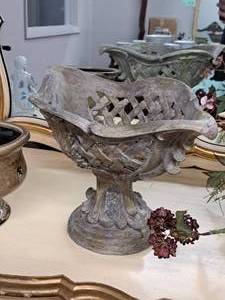 lot 1150 image: Planter