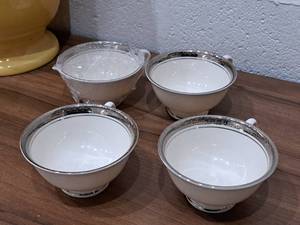 lot 1160 image: Lot of (4) Arrow Aladdin Fine China Cups