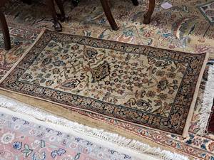 lot 1584 image: Area Rug 53-14x26-12
