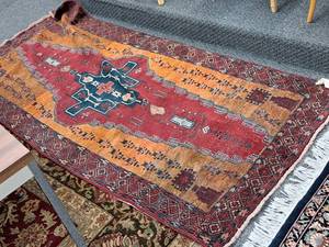 lot 1592 image: Area Rug 93-34x42