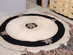 lot 1593 image: Oval Area Rug 101-12x89-12