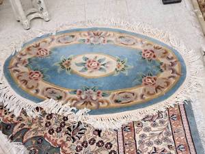 lot 1594 image: Oval Area Rug 42-34x27-12