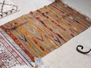 lot 1595 image: Area Rug 53-12x34-14