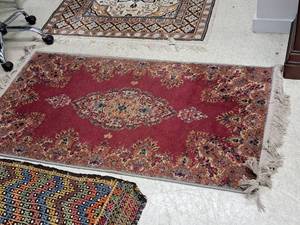 lot 1600 image: Area Rug 60x34-14