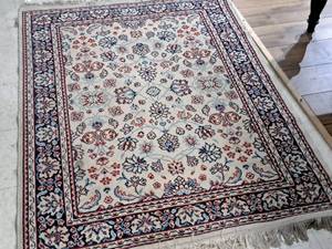 lot 1603 image: Area Rug 64x47