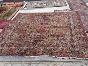 lot 1607 image: Area Rug 126x103-12