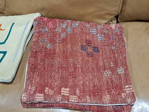 lot 1627 image: Lot of (2) 16 Pillow Cases