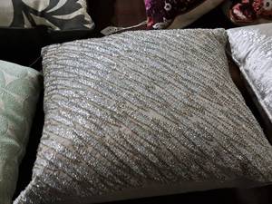lot 1644 image: Lot of (1) 16 Throw Pillow
