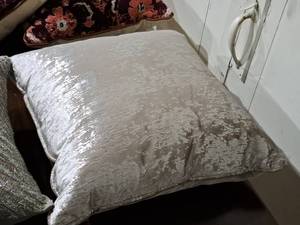lot 1645 image: Lot of (1) 19 Throw Pillow