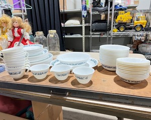 lot 1007 image: Corelle Vintage Dishes Set