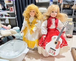 lot 1009 image: Cindy Shafer Delta Dawn & Paradise Galleries Porcelain Dolls (Musical)