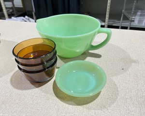 lot 1013 image: Vintage Fire King Bowls