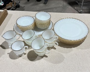 lot 1014 image: Anchor Hocking Dish Set