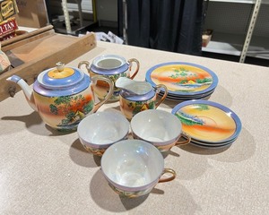 lot 1016 image: Hand Painted Porcelain Tea Set