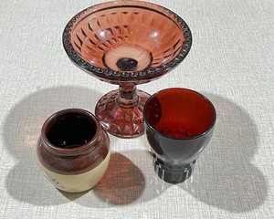 lot 1030 image: Red Glass