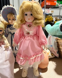 lot 1039 image: Dream Dolls Porcelain Doll