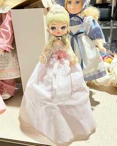 lot 1040 image: Porcelain Doll