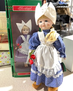 lot 1071 image: Christmas Around the World Jana Dutch Porcelain Doll