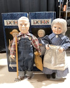 lot 1076 image: Grandma and Grandpa Day The Good Ole Days Doll Pair
