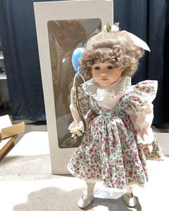 lot 1078 image: Collectible Vinyl Doll