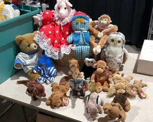 lot 1090 image: Stuffed Animals