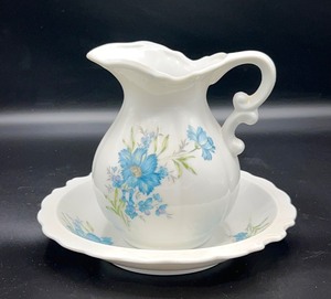lot 371 image: Small Wash Basin & Pitcher