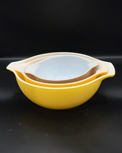 lot 369 image: Pyrex Nesting Bowls