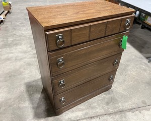 lot 25 image: Vintage Four Drawer Dresser