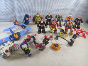 lot 257 image: (EW3) Assorted Toy Figures Etc