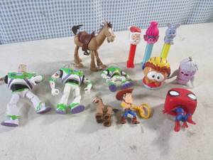lot 259 image: (EC1) Assorted Toy Figure and Pez...