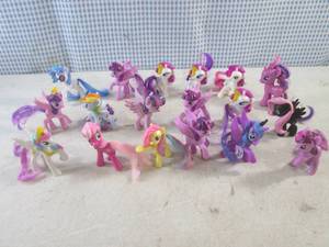 lot 260 image: (EC1) Assorted My Little Pony Figures