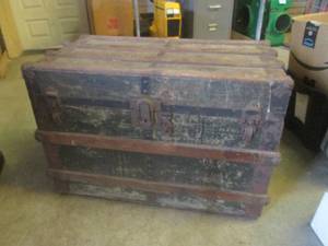lot 262 image: (BS) Vintage Wood Trunk...