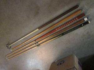 lot 265 image: (F-3) 4 Pool Cues and Bridge - 2 2pc  2 1pc